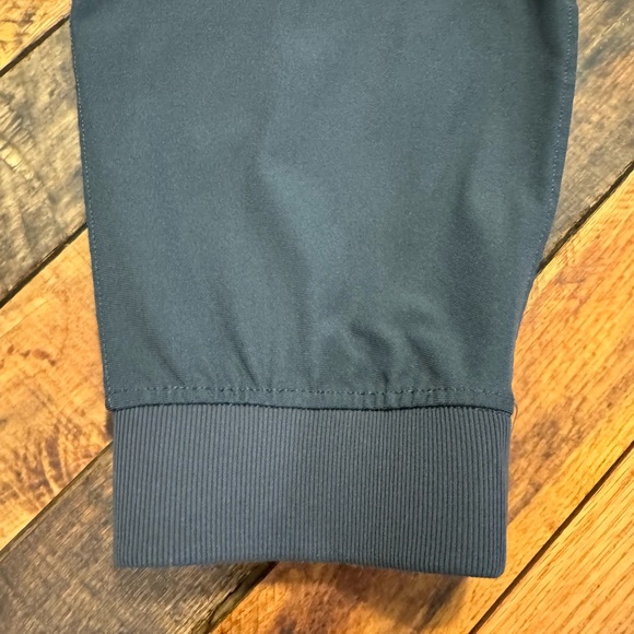 Men’s graphite grey XL License To Train athletic pants - Picture 4 of 5